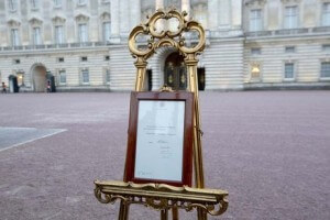 Le-chevalet-a-Buckingham-Royal-baby_bebe royal